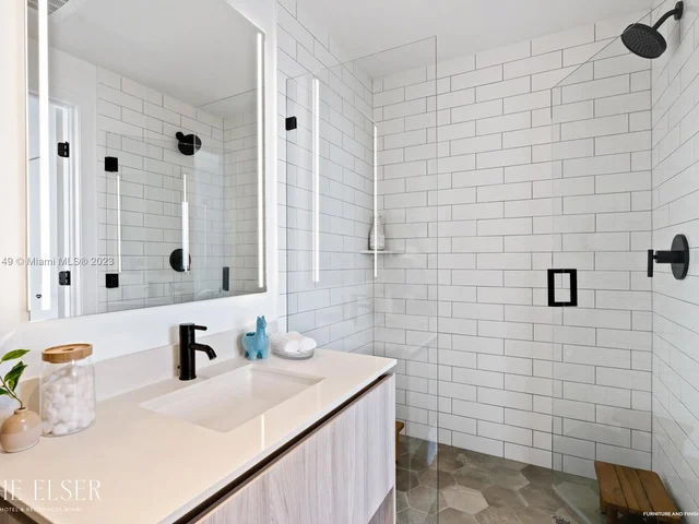 398 NE 5 # 2818, Miami FL 33132