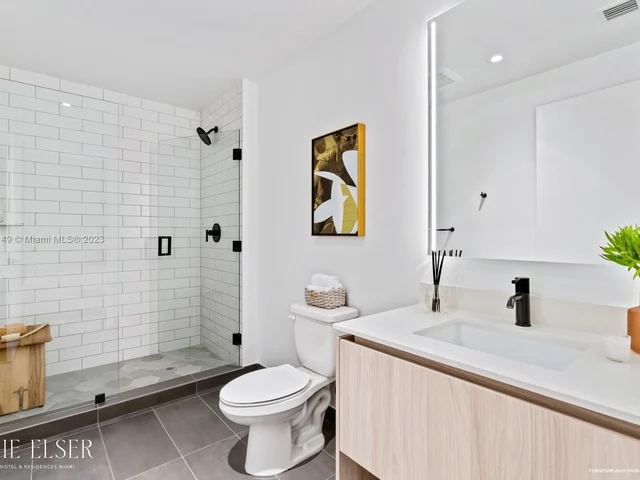 398 NE 5 # 2818, Miami FL 33132