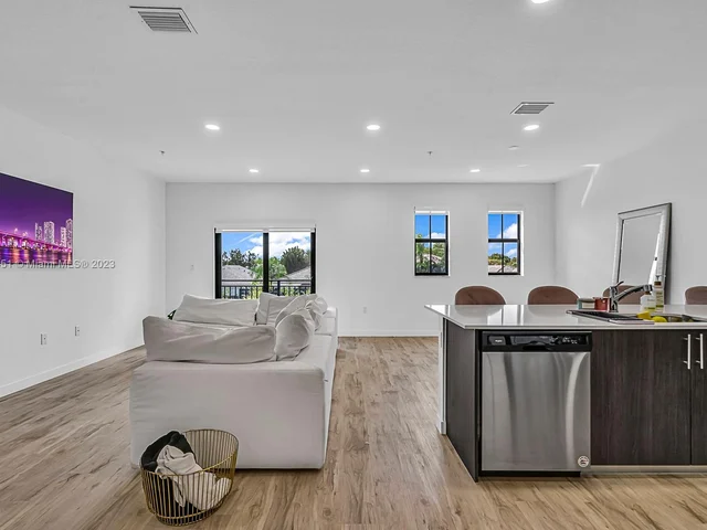 15560 SW 136th St # 211, Miami FL 33196