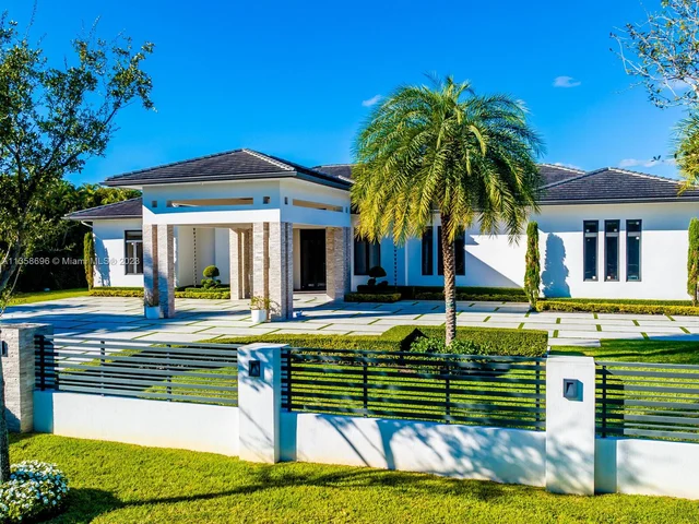 9867 NW 133rd St, Hialeah Gardens FL 33018