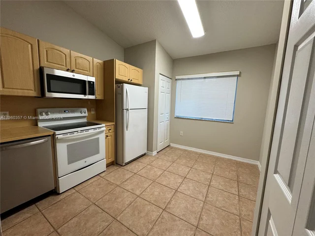 7940 NW 6th St # 203, Pembroke Pines FL 33024