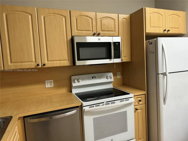 7940 NW 6th St # 203, Pembroke Pines FL 33024