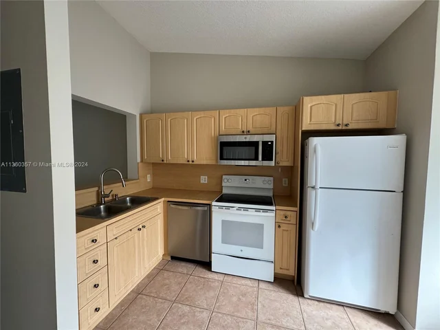 7940 NW 6th St # 203, Pembroke Pines FL 33024