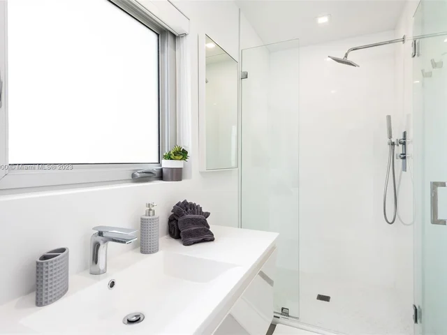 1785 Fairhaven Pl, Miami FL 33133