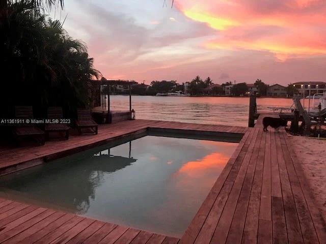 841 86th St, Miami Beach FL 33141