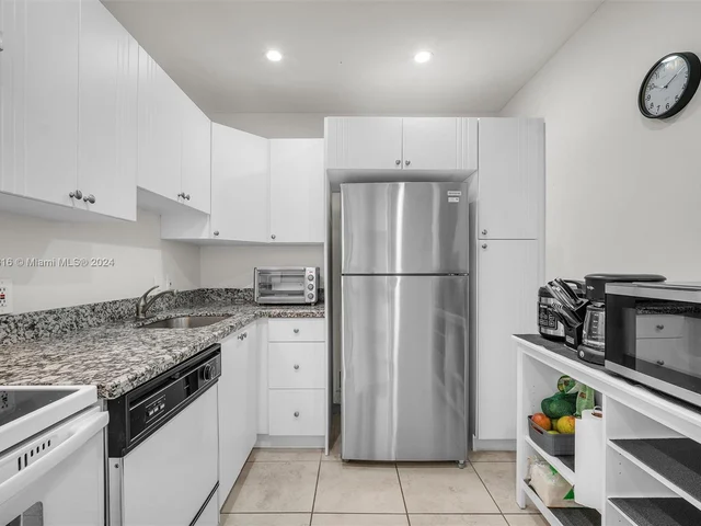 3625 N Country Club Dr, Aventura FL 33180