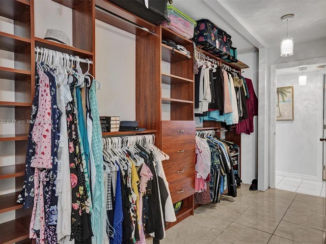 219 NE 14th Ave # 107, Hallandale Beach FL 33009