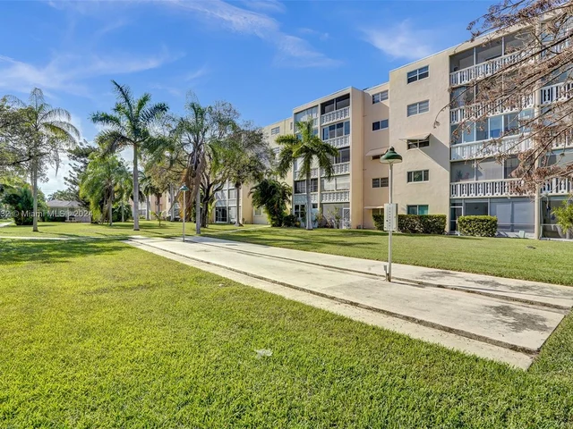 219 NE 14th Ave # 107, Hallandale Beach FL 33009