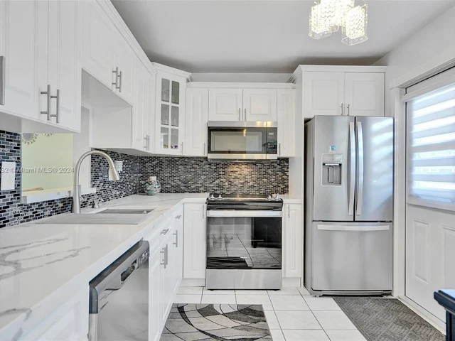 219 NE 14th Ave # 107, Hallandale Beach FL 33009