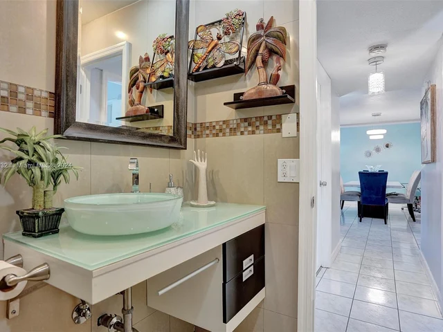 219 NE 14th Ave # 107, Hallandale Beach FL 33009