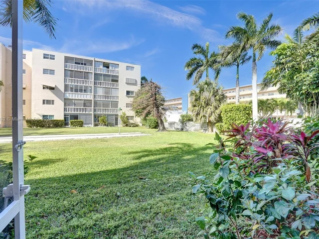 219 NE 14th Ave # 107, Hallandale Beach FL 33009