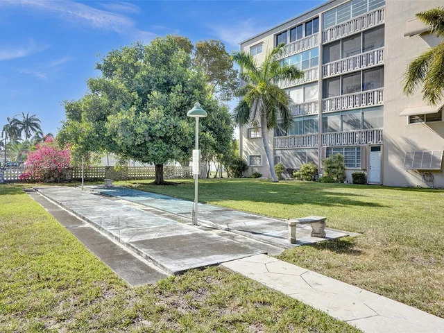 219 NE 14th Ave # 107, Hallandale Beach FL 33009