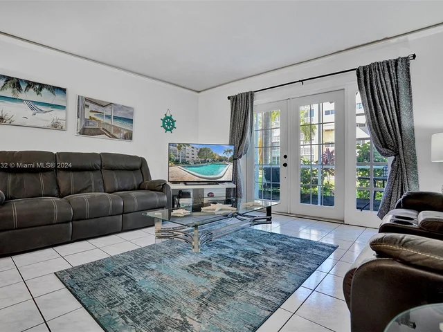 219 NE 14th Ave # 107, Hallandale Beach FL 33009