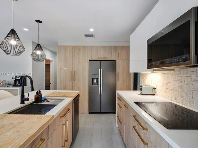 918 NW 10th Ct, Miami FL 33136