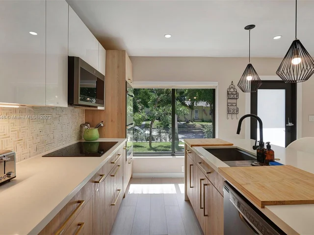 918 NW 10th Ct, Miami FL 33136