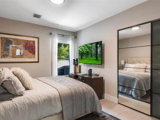 918 NW 10th Ct, Miami FL 33136