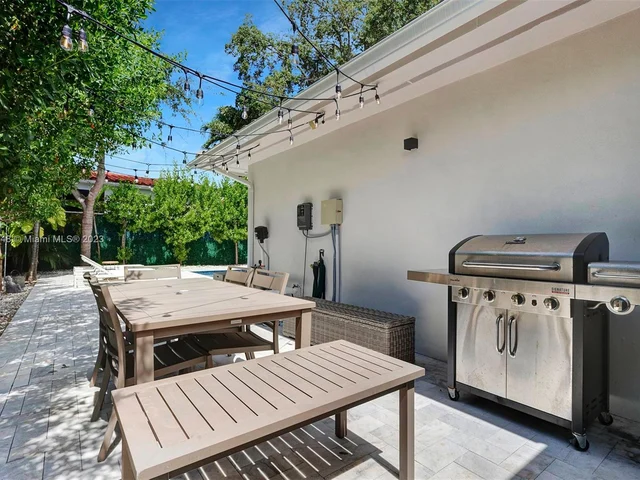 918 NW 10th Ct, Miami FL 33136