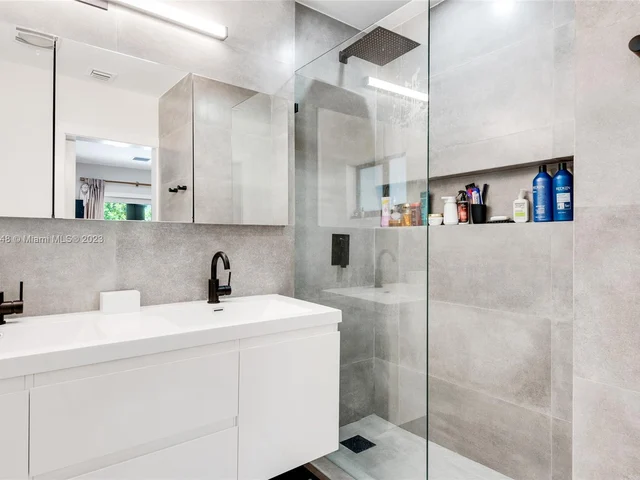 918 NW 10th Ct, Miami FL 33136