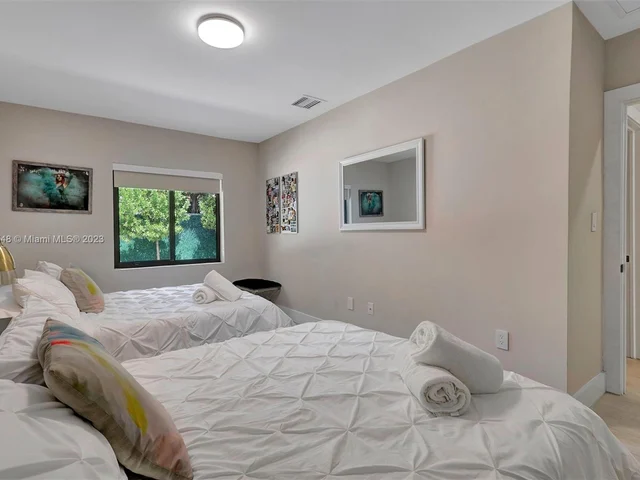 918 NW 10th Ct, Miami FL 33136