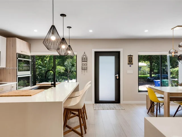 918 NW 10th Ct, Miami FL 33136