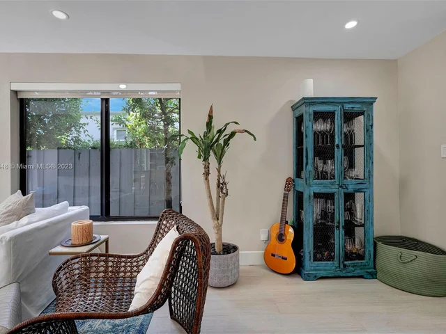 918 NW 10th Ct, Miami FL 33136