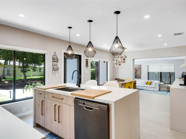 918 NW 10th Ct, Miami FL 33136