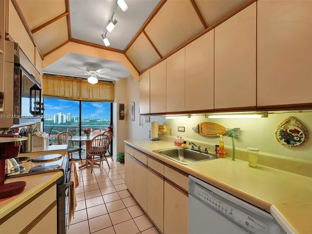 3610 Yacht Club Dr # 1214, Aventura FL 33180