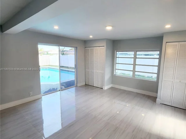 6466 NW 20th St, Margate FL 33063