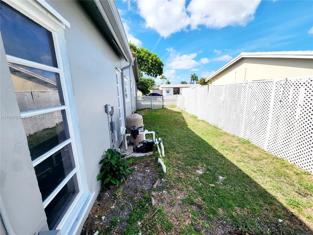 6466 NW 20th St, Margate FL 33063