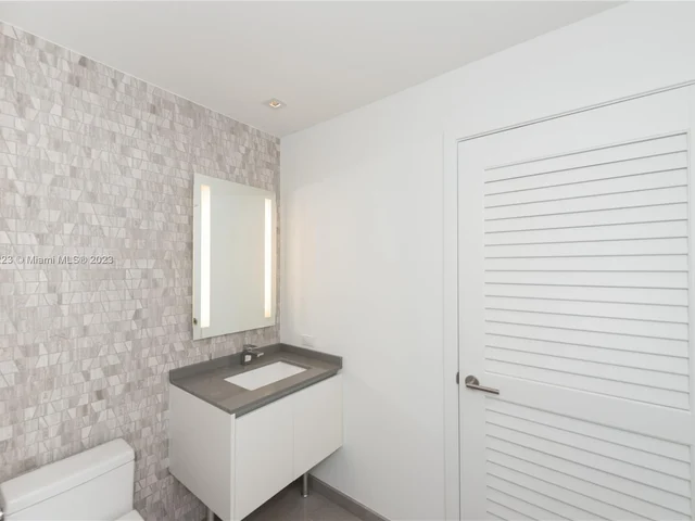 88 SW 7th St # 809, Miami FL 33130