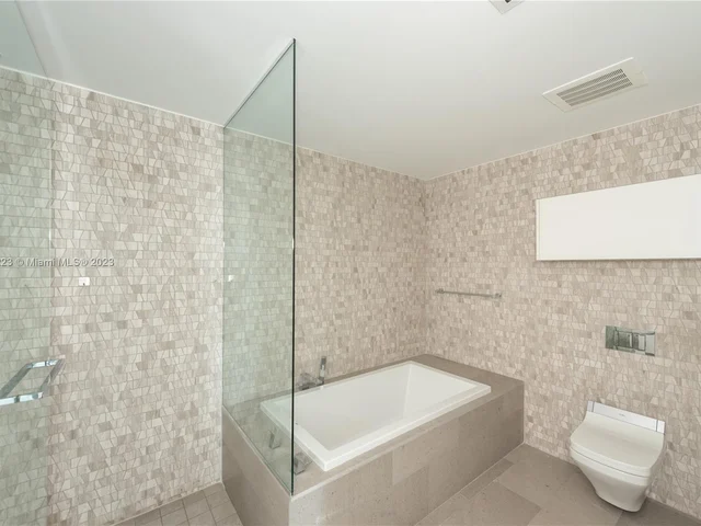 88 SW 7th St # 809, Miami FL 33130