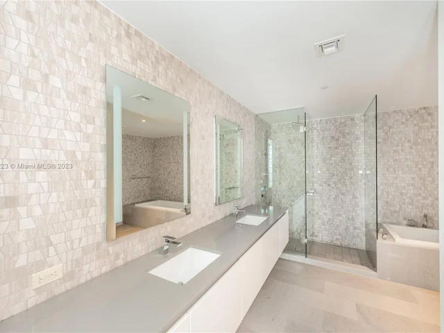 88 SW 7th St # 809, Miami FL 33130