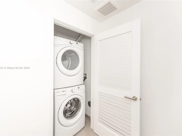 88 SW 7th St # 809, Miami FL 33130