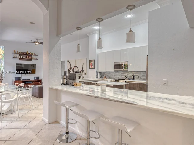 1807 Victoria Pointe Cir, Weston FL 33327