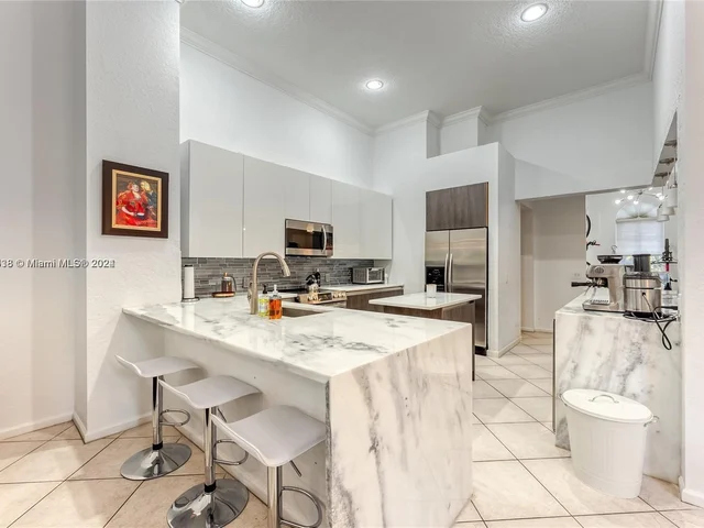 1807 Victoria Pointe Cir, Weston FL 33327