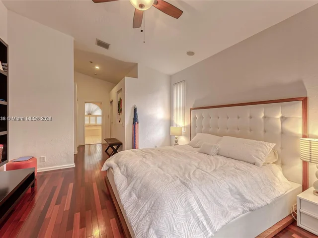 1807 Victoria Pointe Cir, Weston FL 33327