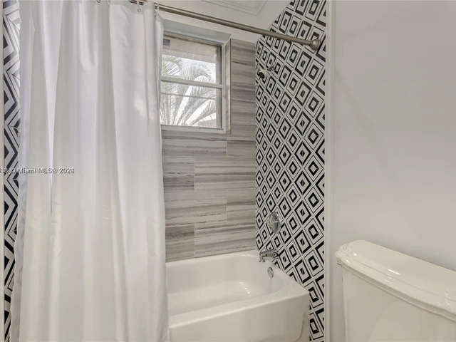 1807 Victoria Pointe Cir, Weston FL 33327