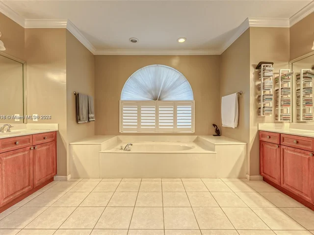 1807 Victoria Pointe Cir, Weston FL 33327