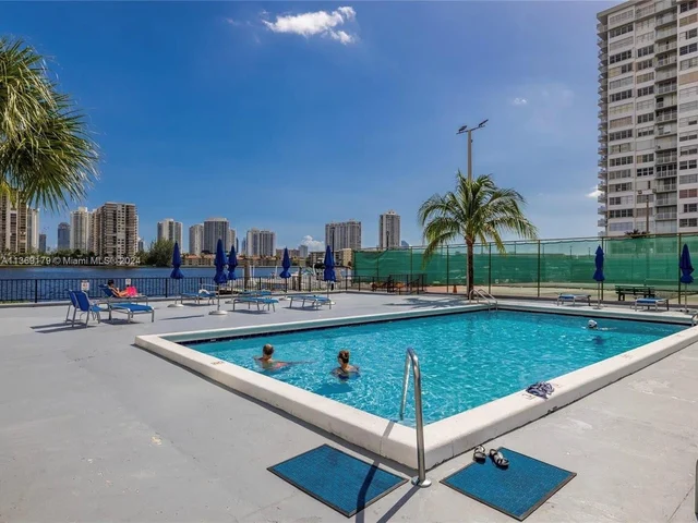 2780 NE 183rd St # 409, Aventura FL 33160