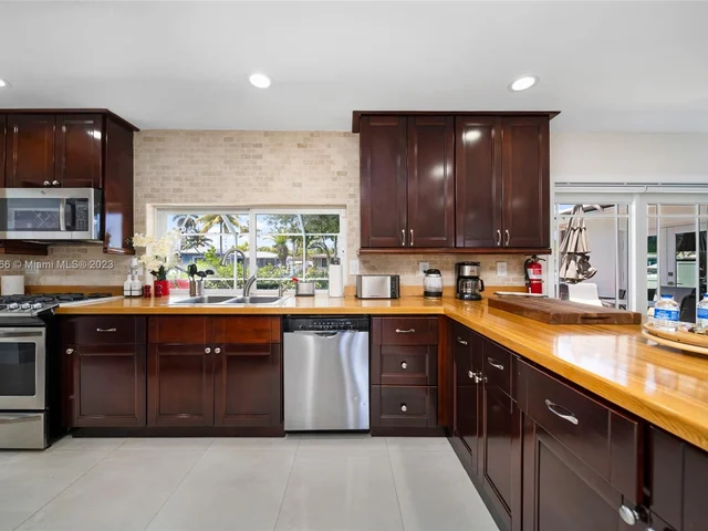 31 SE 12th St, Pompano Beach FL 33060