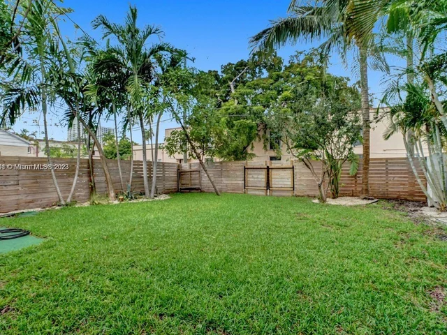 1547 Harrison St, Hollywood FL 33020