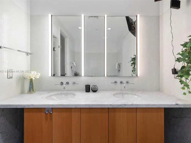 201 Aqua Ave, Miami Beach FL 33141