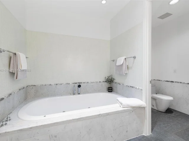 201 Aqua Ave, Miami Beach FL 33141