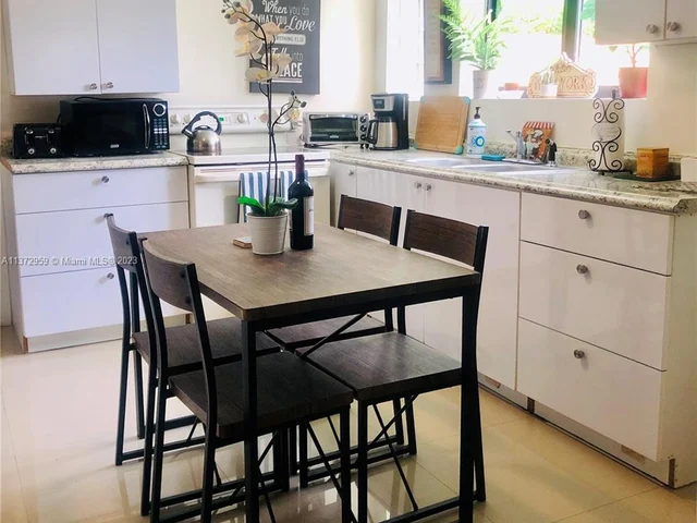 519 NW 52 St, Miami FL 33127