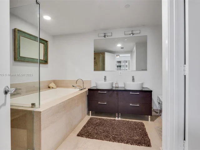 5875 Collins Ave # 604, Miami Beach FL 33140