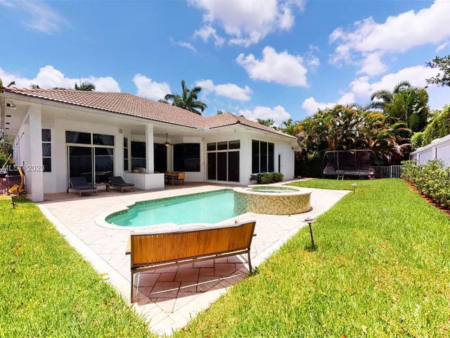 21 Snowy Owl Ter, Plantation FL 33324