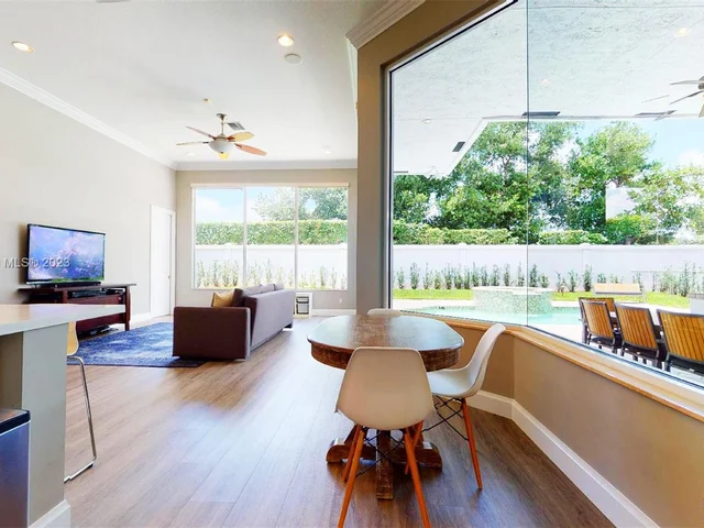 21 Snowy Owl Ter, Plantation FL 33324