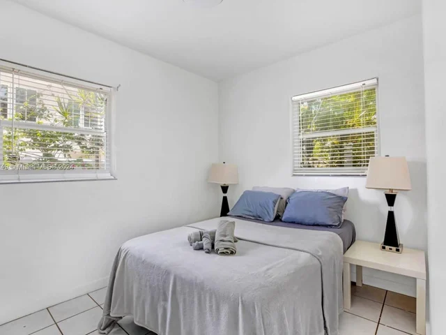 910 NE 81st St, Miami FL 33138