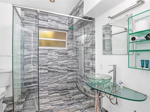 910 NE 81st St, Miami FL 33138