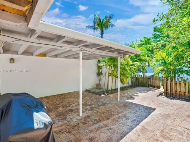 910 NE 81st St, Miami FL 33138